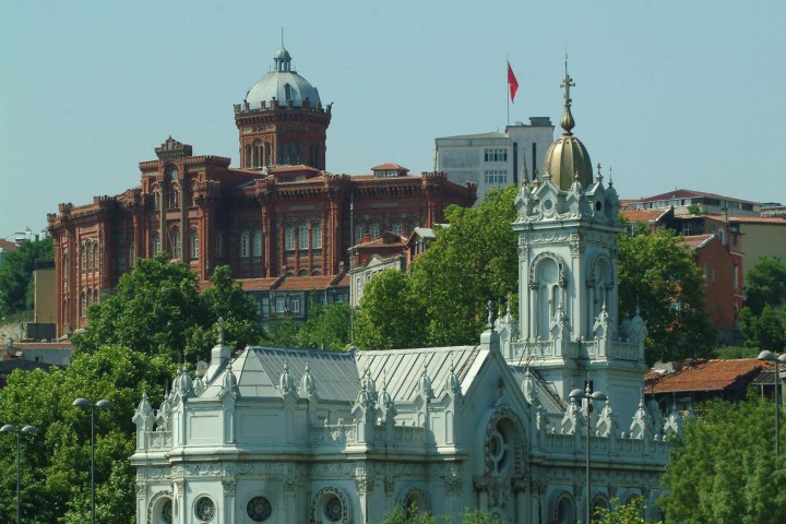 Това пише във високотиражният турски вестник Миллиет който публикува обширна