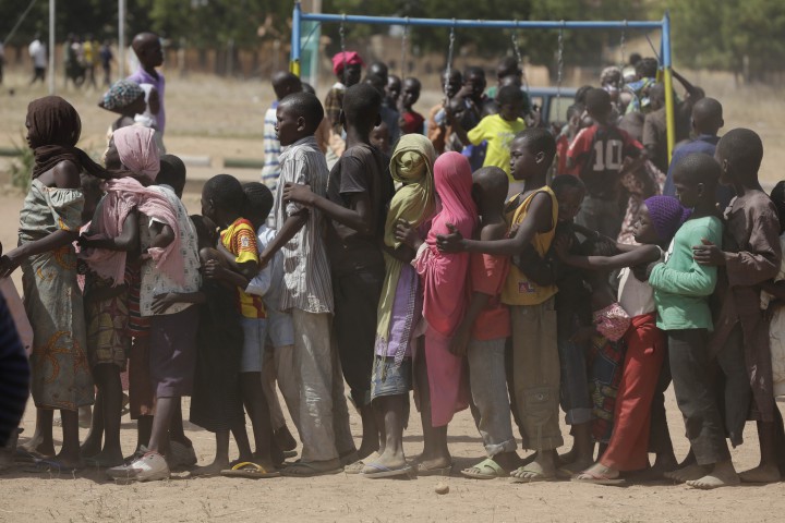 Служител на вътрешното министерство каза че 19 суданци между които