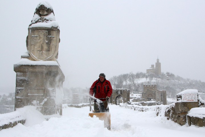 Зимата е един от четирите сезона в умерения пояс заедно