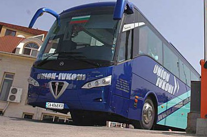 Снощи малко след 22 часа автобус на фирмата пътуващ от