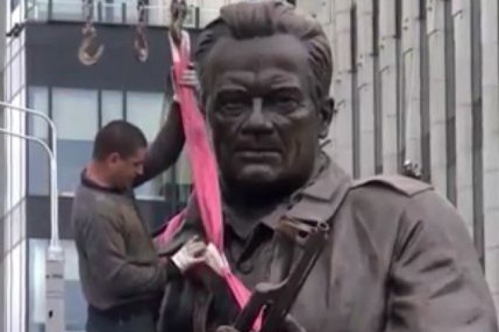 В центъра на руската столица бе издигната метална скулптура, висока