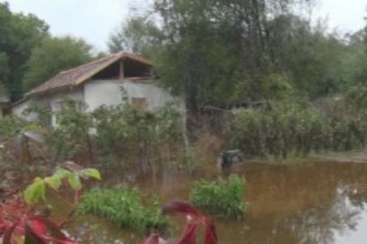 Заради пороя река Младежка преля и заля пътя до селото