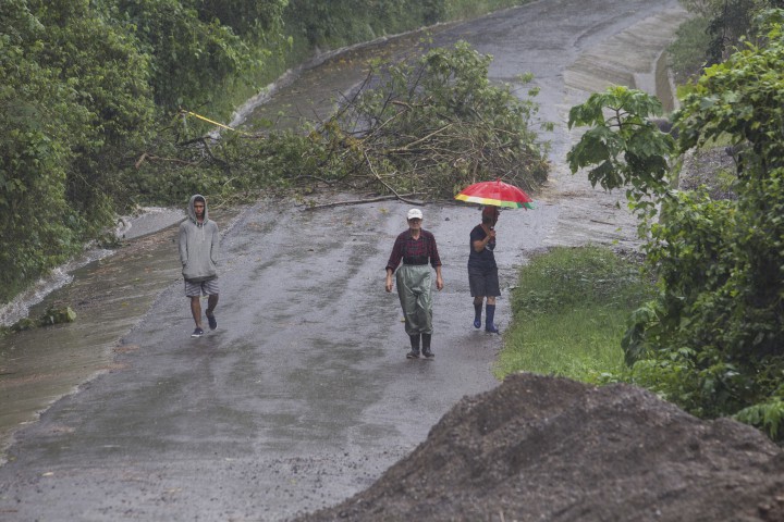Нейт предизвика проливни дъждове и свлачища в Коста Рика Никарагуа