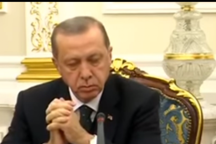 На видеото ясно се вижда че на няколко пъти Ердоган
