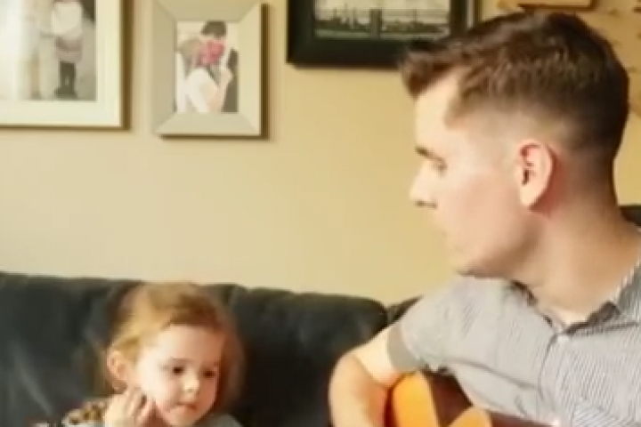 3-годишната Клеър Кросби изпълнява песента от филма "Малката русалка”. Баща