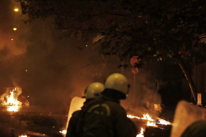 Стотици младежи нападнаха полицията в Атина и Солун на годишнината