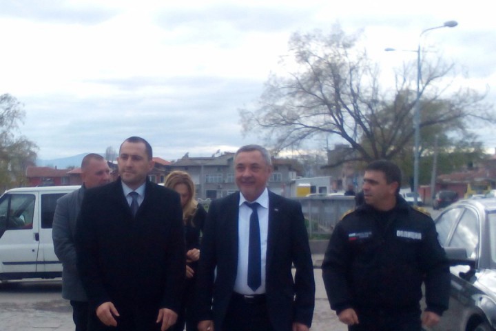 За това на какъв етап е строителството вицепремиерът се информира