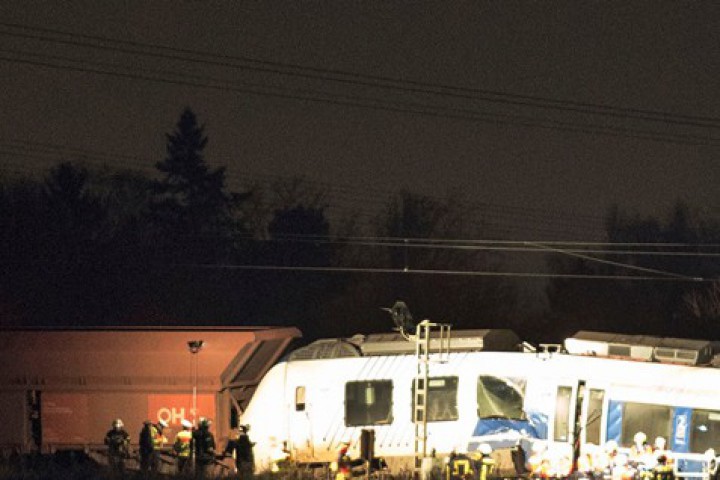 Катастрофата е станала към 19 30 ч местно време Пътнически влак