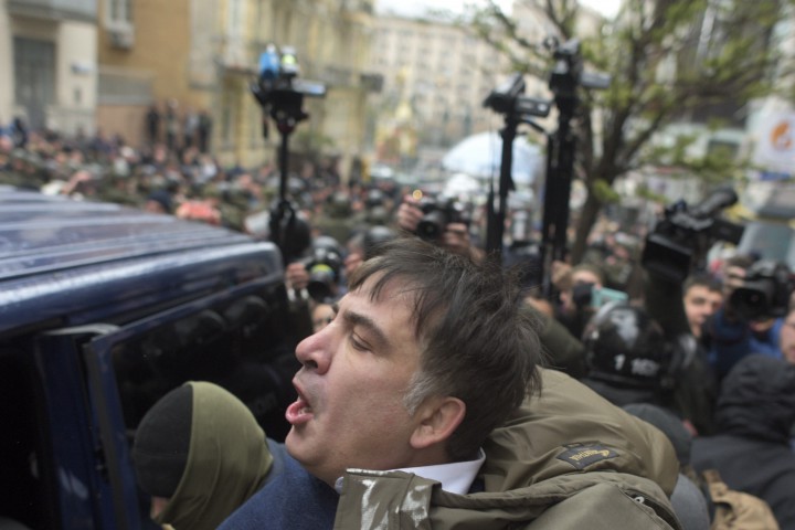 Няколкостотин протестиращи и Саакашвили тръгнаха към парламента в Киев за