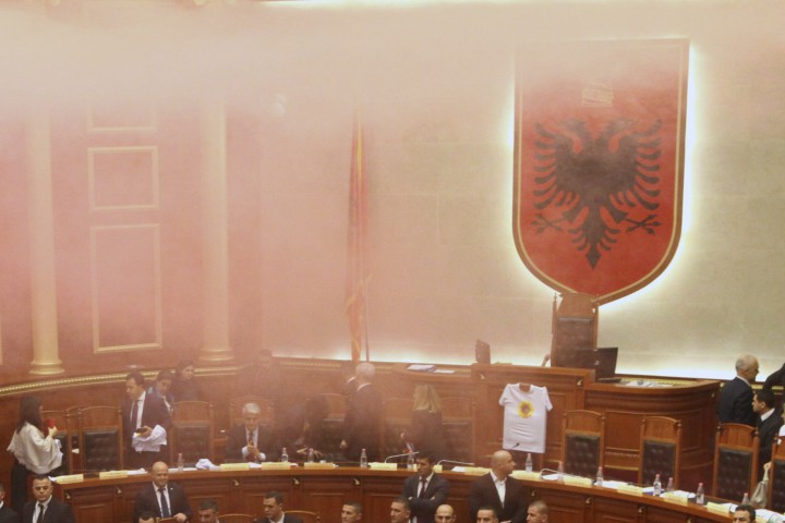 Около 3000 демонстранти се събраха пред парламента със знамена на