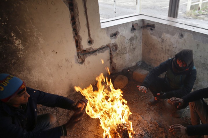 Групи мигранти си палят огньове за да се защитят от