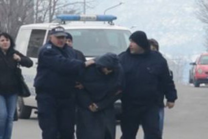 25 годишният мъж бе доведен около 14 30 часа в жилището в