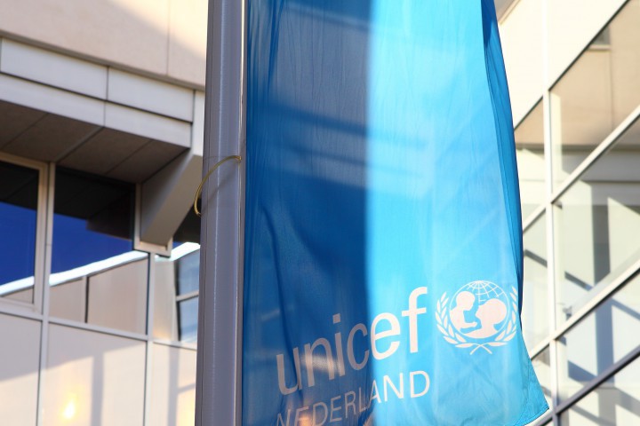 Тя ще наследи на поста Антъни Лейк който е директор