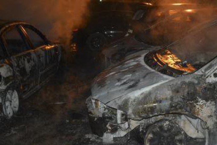 Четири от колите са изпепелени напълно а две са частично