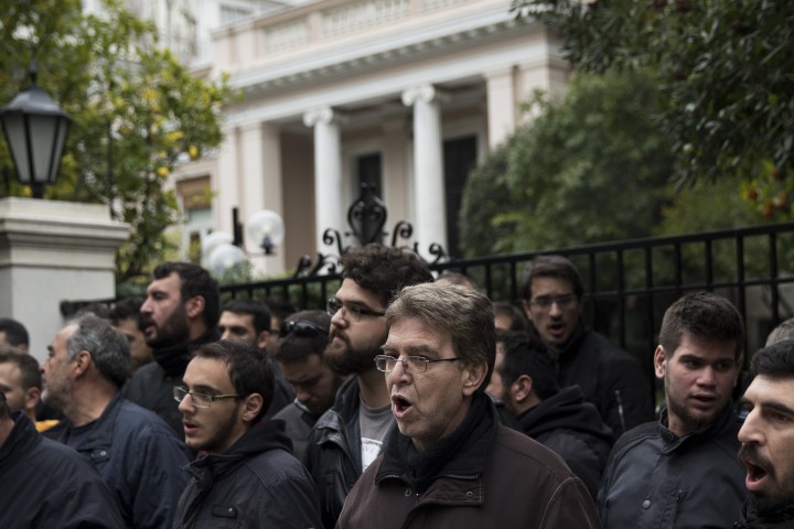 Демонстранти против мерките за икономии в Гърция стигнаха до входа