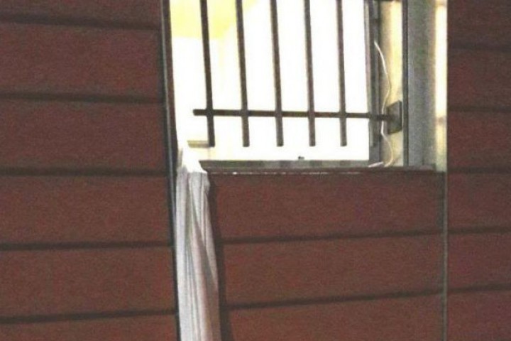 Четирима затворника намиращи се временно в център за задържане под