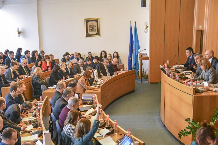 След 4 часови дебати бюджетът бе приет с 42 гласа