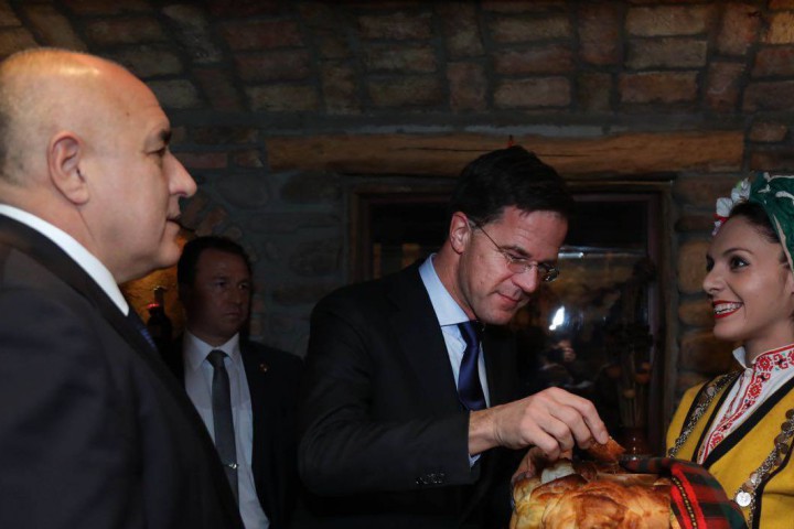 От кадрите качени късно снощи се вижда че двамата са