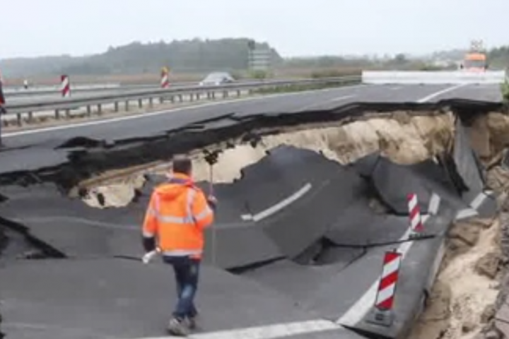 Експерти на пътностроителните служби в провинцията очакваха дупката появила се