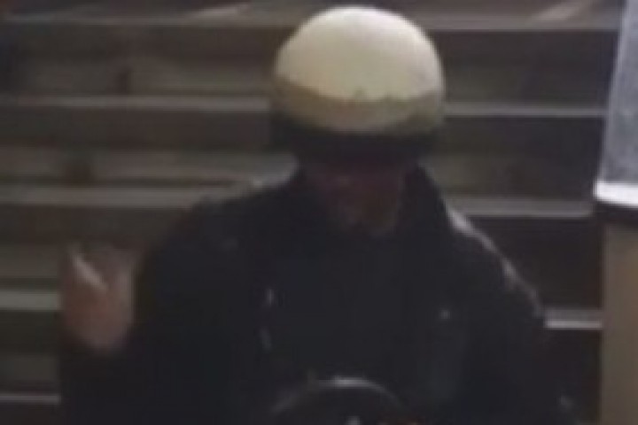 В един от записите изпратен до bTV зад кадър се чуват