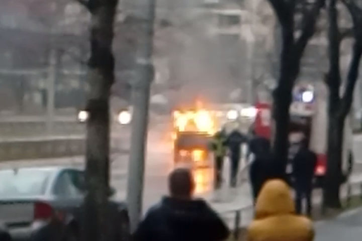 Колата избухна в пламъци на средното платно на булеварда близо