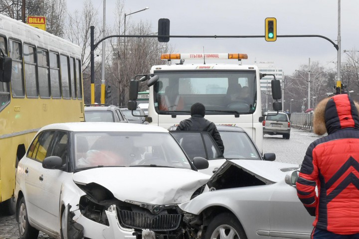 Мерцедес с благоевградска регистрация се е блъснал челно с Шкода