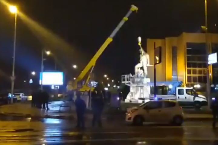 Демонтирането на паметника на Андон Янев Кьосето в Скопие