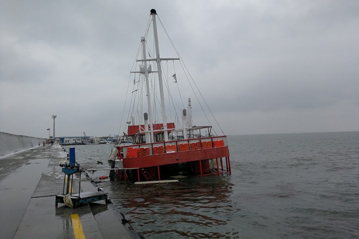 Корабът бе на пристанището в Поморие Плавателният съд е потънал