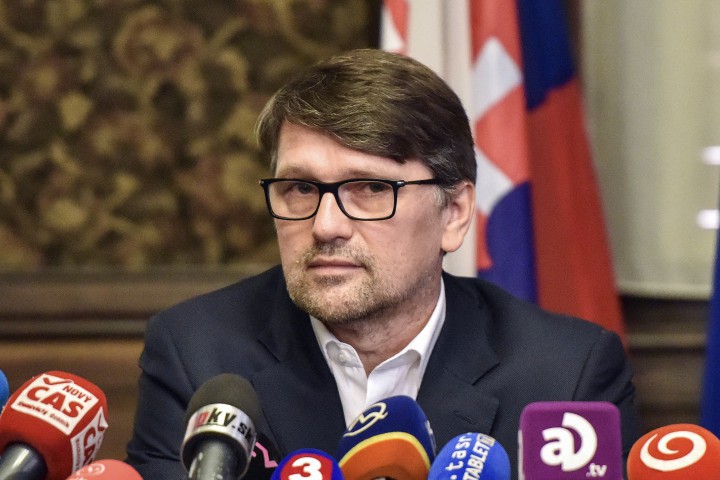 Мадярич, който е член на партията "Смер - социална демокрация"