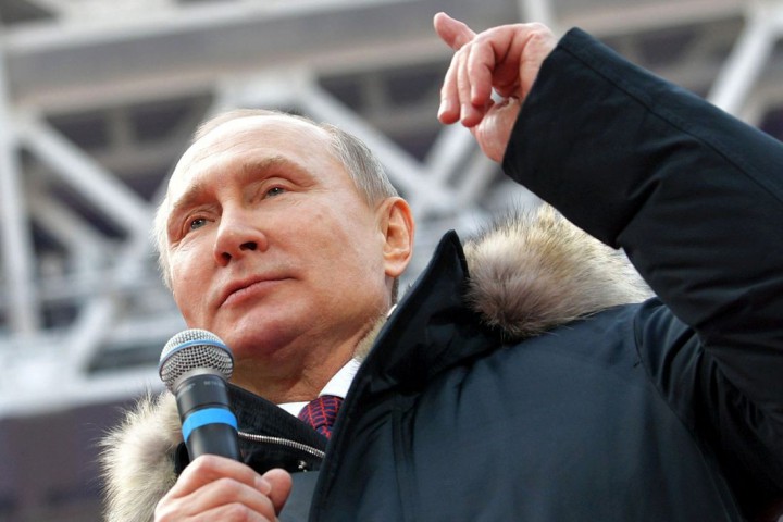 Десетки хиляди привърженици на руския президент Владимир Путин изпълниха московския