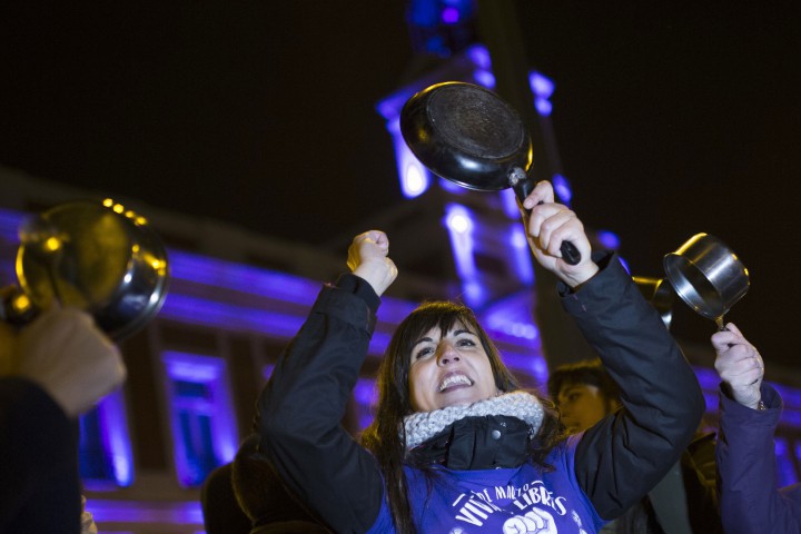 В полунощ испанските жени започнаха своята първа национална стачка. С
