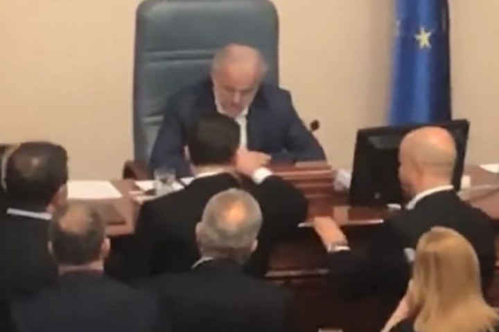 Груевски и парламентарната група на ВМРО-ДПМНЕ, обкръжили масата на Джафери,