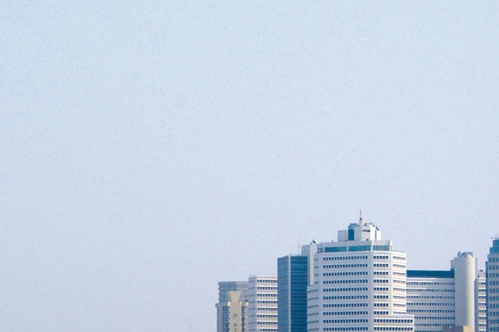 И тук покрай морето се е ширнала върволица от хотели