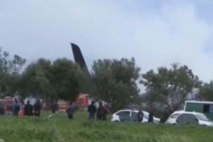 Военен самолет превозващ над 200 души се разби тази сутрин